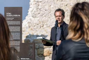 Dr. Vukoszávlyev Zorán, helyettes államtitkár beszéde az átadáson, A töki templomrom felújítása, Fotó forrása: ROM Vándor program