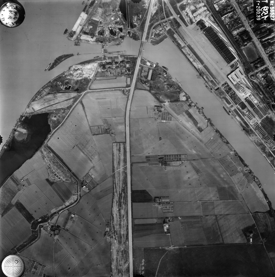 Légifotó, Csepel, középen a Weiss Manfréd út (Kikötő főút). Fent a Ráckevei (Soroksári)-Duna a Kvassay zsilippel és a híddal, jobbra a Nagyvásártelep. A felvétel 1944. április 14-én készült. Fortepan / Magyar Királyi Honvéd Légierő