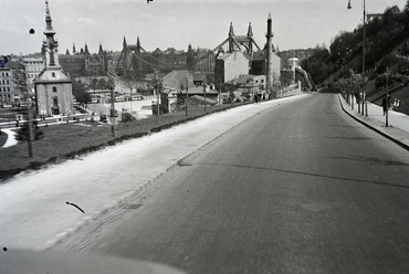 Hegyalja út, kilátás az Erzsébet híd felé. Balra a Szent Demeter szerb templom, jobbra a Rác fürdő, 1939. Forrás: Fortepan / Adelhardt Márta