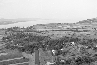 Légifotó, az előtérben Sajkod, a távolban balra Balatonfüred, 1967 / Forrás: Fortepan 65557, Magyar Rendőr