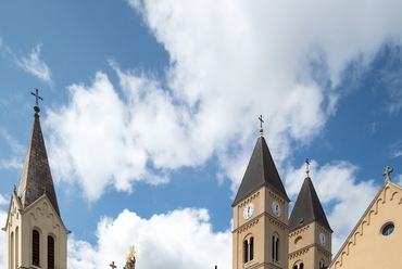 Veszprém, a székesegyház a ferences templommal, a Szentháromság-szoborral és a várkúttal az építészeti topográfiához készített fotósorozatból (fotó: F. Tóth Gábor, 2021) 