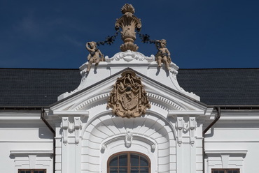 Veszprém, a Püspöki (ma Érseki) palota homlokzatrészlete az építészeti topográfiához készített fotósorozatból (fotó: F. Tóth Gábor, 2021)