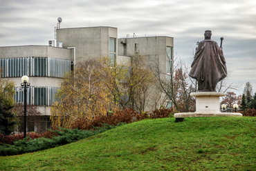 A városközpont parkjában az ezredforduló idején nagyszabású munkák kezdődtek: mesterséges dombok és új útburkolatok mellett Szent István király szobra határozza meg a tér közepét, érdekes kontrasztot képezve a postahivatal épületével.