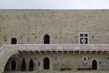 A vár egyik udvari homlokzata a korábbi rekonstrukciós ütem után, Fotó: Pleskovics Viola, 2015.