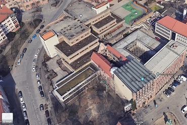 A 3d-s műholdképen jól látszódik a Pellerhaus városépítészeti környezete. Az udvari homlokzat kulisszaszerűen emelkedik, a mögötte elhelyezkedő gimnáziumépület belelóg a történeti telekbe, Forrás: Google Earth