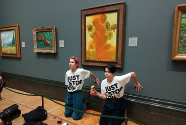 A Just Stop Oil aktivistái 2022. október 14-én a londoni National Galleryben, miután paradicsomlevessel dobálták meg Van Gogh Napraforgók című festményét. Forrás: Just Stop Oil