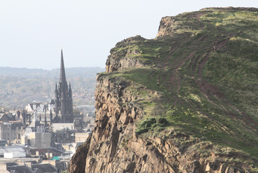 Az Arthur's Seat, háttérben a város. Fotó: Borenich Levente