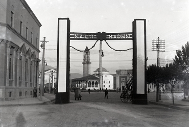Skanderbeg tér: szemben középen az Ethem Bej mecset, mögötte az óratorony, 1939. Forrás: Fortepan
