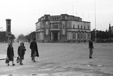 Skanderbeg tér: Városháza, 1963. Forrás: Fortepan