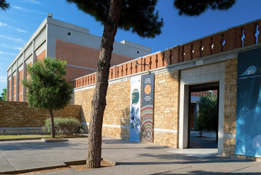 	Bizánci Kultúra Múzeuma, Thesszaloniki (1993) – A múzeum bejárata. Felül az átrium körül futó ballusztrád. – Fotó: www.expedia.com