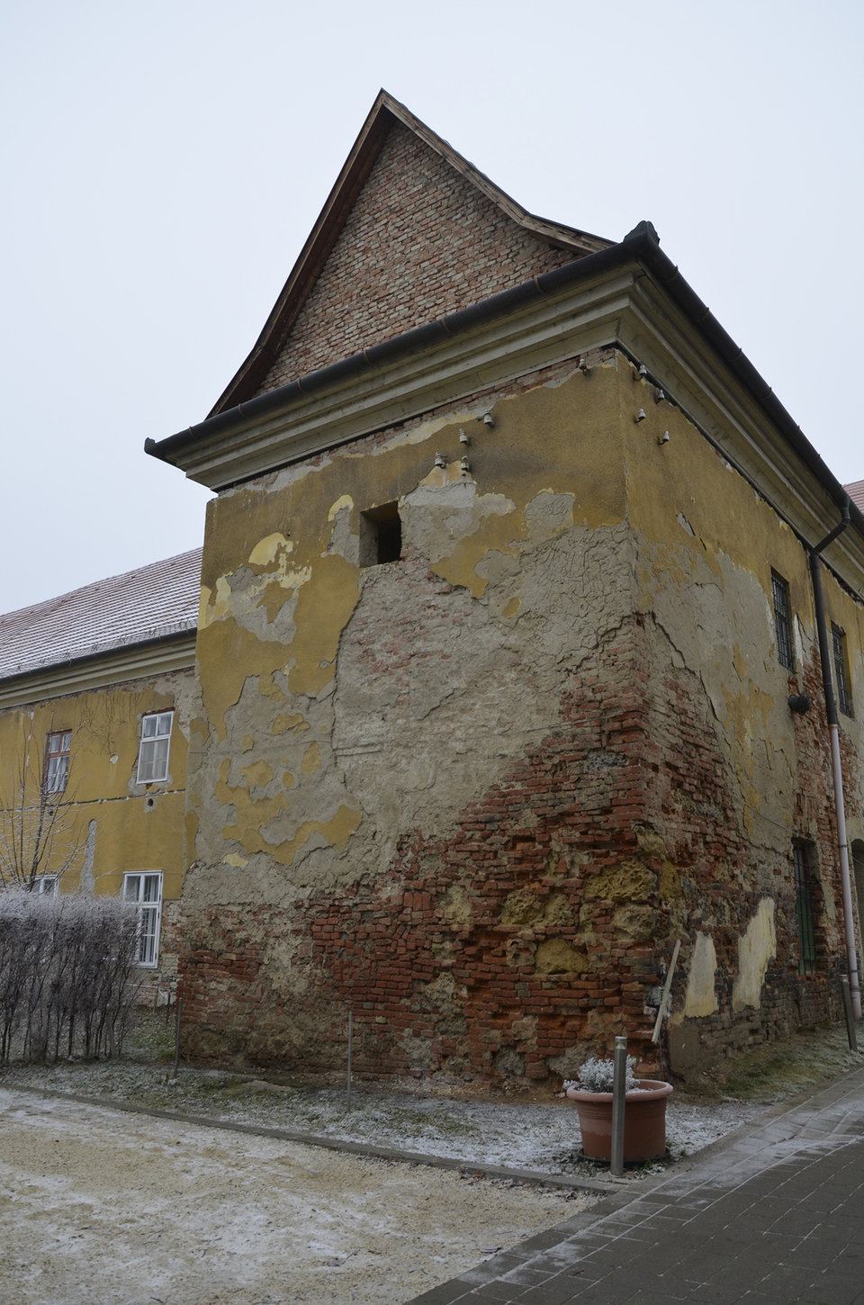 A felújítás előtt, A Szolnoki Ferences Rendház felújítása, Tervező: ÁRTÉR Építészműterem Kft., Fotók: ÁRTÉR