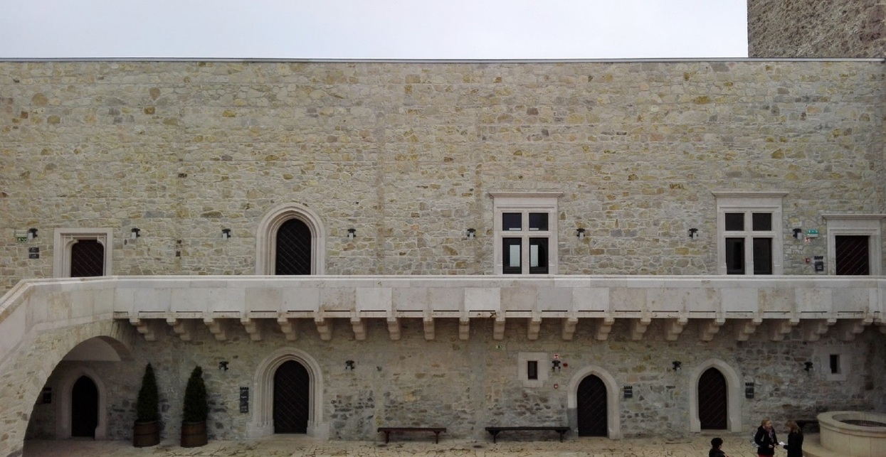 A vár egyik udvari homlokzata a korábbi rekonstrukciós ütem után, Fotó: Pleskovics Viola, 2015.