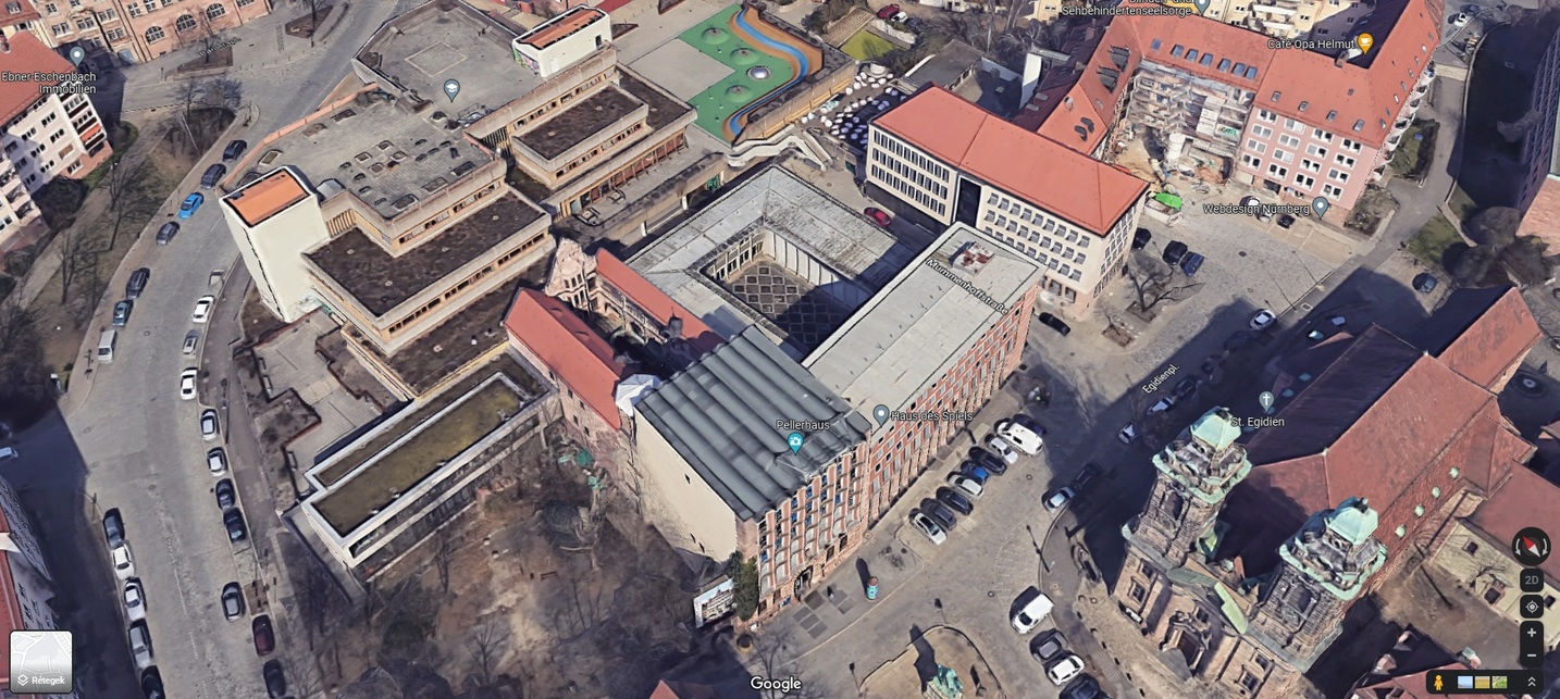 A 3d-s műholdképen jól látszódik a Pellerhaus városépítészeti környezete. Az udvari homlokzat kulisszaszerűen emelkedik, a mögötte elhelyezkedő gimnáziumépület belelóg a történeti telekbe, Forrás: Google Earth