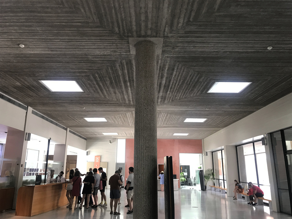 Bizánci Kultúra Múzeuma, Thesszaloniki (1993) – Az előcsarnok tere. Márvány padló, fehérre festett beton falak és látszó beton mennyezet, amelynek felületét a deszka zsaluzat különleges rakása díszíti. – Fotó: Winkler Márk