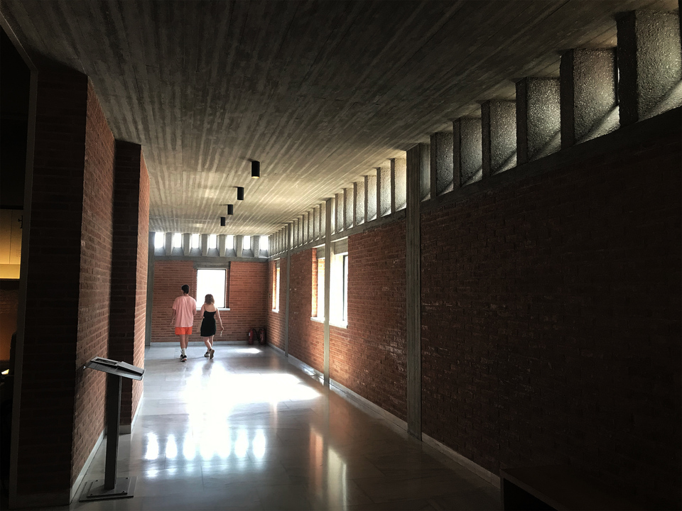 Bizánci Kultúra Múzeuma, Thesszaloniki (1993) – A belső folyosó egy részlete. Balra bejárat az egyik kiállítóterembe. A márvány padlóról visszaverődik a bevilágítókon beszüremkedő fény. – Fotó: Winkler Márk