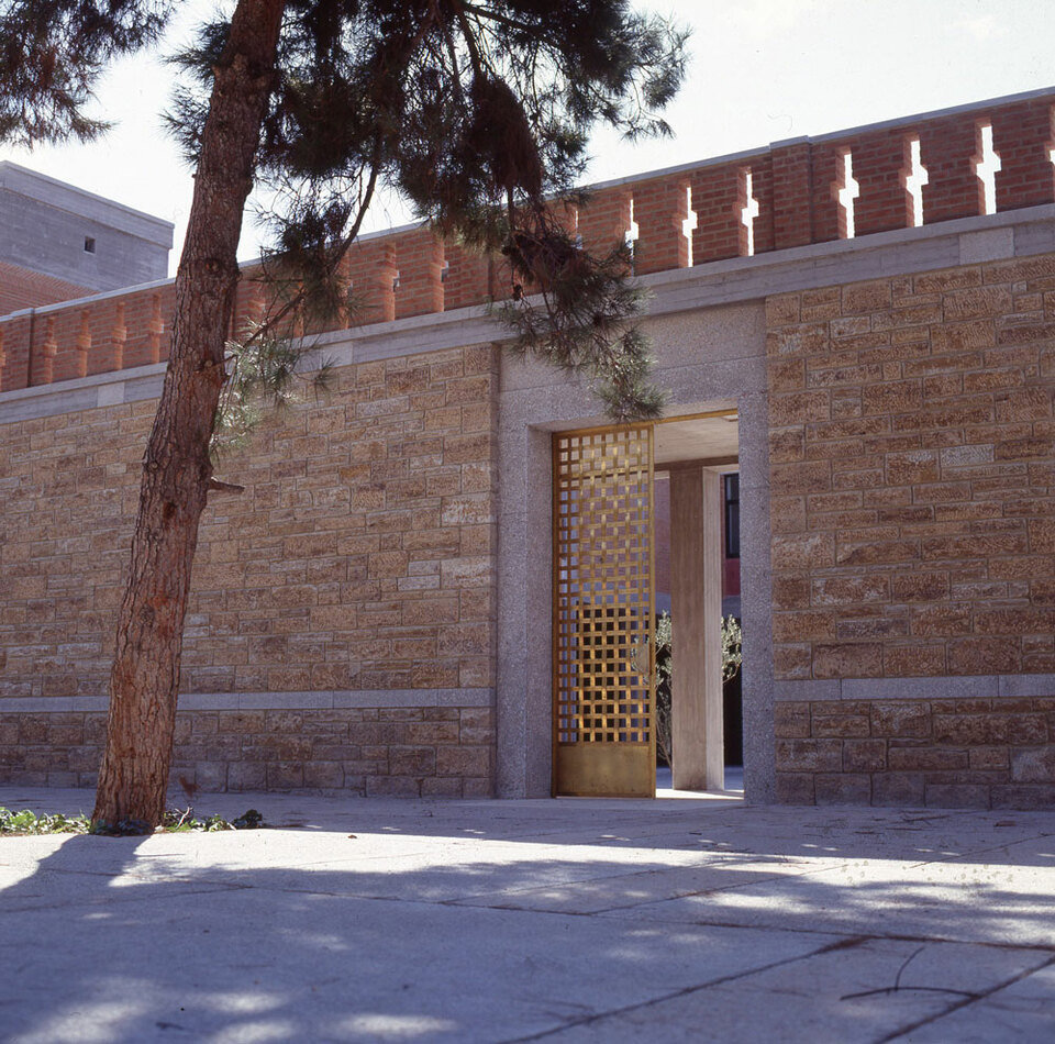 Bizánci Kultúra Múzeuma, Thesszaloniki (1993) – A múzeum bejárata az egyedi, fém kapuval. – Fotó: Panagiotis Panagiotidis/www.ktirio.gr