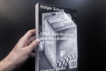 Holger Schurk: Project Without Form. Spector Books, Lipcse, 2022. 450 oldal, angol nyelven. Ár: 36 euro