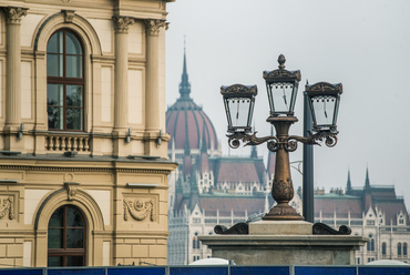 A világítás legrégibb darabjai a hídfők hatalmas, bronzból készült kandeláberei. Ezekből egy-egy pár, tehát összesen négy áll a hídfőknél, és csodával határos módon egy kivétellel mind eredeti, Széchenyi-korabeli darab.