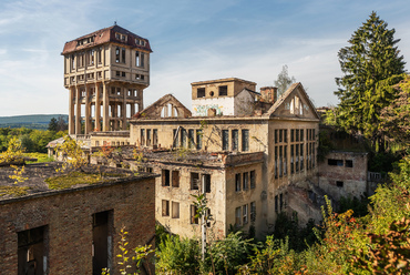 A Mecsek déli lejtőjén, Pécs külterületén áll az István-akna épületegyüttese. 1926-os üzembe helyezésekor az ország legmodernebb szénbányáját, és dolgozóit szolgálta. A bánya 1998-as bezárása óta áll funkció nélkül.