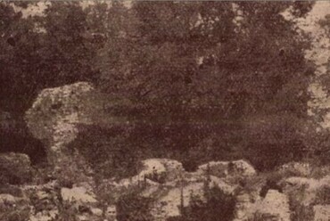 Rossz minőségű kép, de segít elképzelni milyen is volt a rom felülete az ásatás előtt., Forrás: Élet, 1923/6.