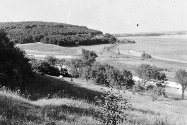 Balatonalmádi, a mai Káptalanfüred területe, a vasúti megálló környéke Balatonfüred felől nézve, 1928 / Fortepan 11521, Fortepan.