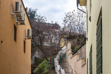 Budafok dombon fekvő régi, és a dunaparti új városrészét köti össze a Dietzl-lépcső. Mellette esővíz-árapasztó gátak sora.