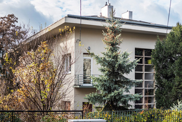 A közeli Hermann Ottó út 10 és 12-ben áll a kor egyik legismertebb lakóház-tervezője, Kozma Lajos két villája. Az előbbi, 1932-re elkészült Vázsonyi-ház kevésbé hasonlít az építész két évvel korábbi Napraforgó utcai épületeire.