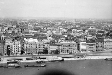 Pesti látkép a Gellérthegyről, Belgrád rakpart az Erzsébet híd és a Szabadság híd között egy 1959-es felvételen. Forrás: Fortepan / Fortepan