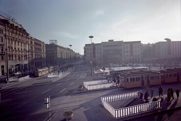 Balra a József körút, jobbra a Blaha Lujza tér a Rákóczi út sarkán álló EMKE házból nézve. 1967.  forrás: Fortepan / FŐMTERV