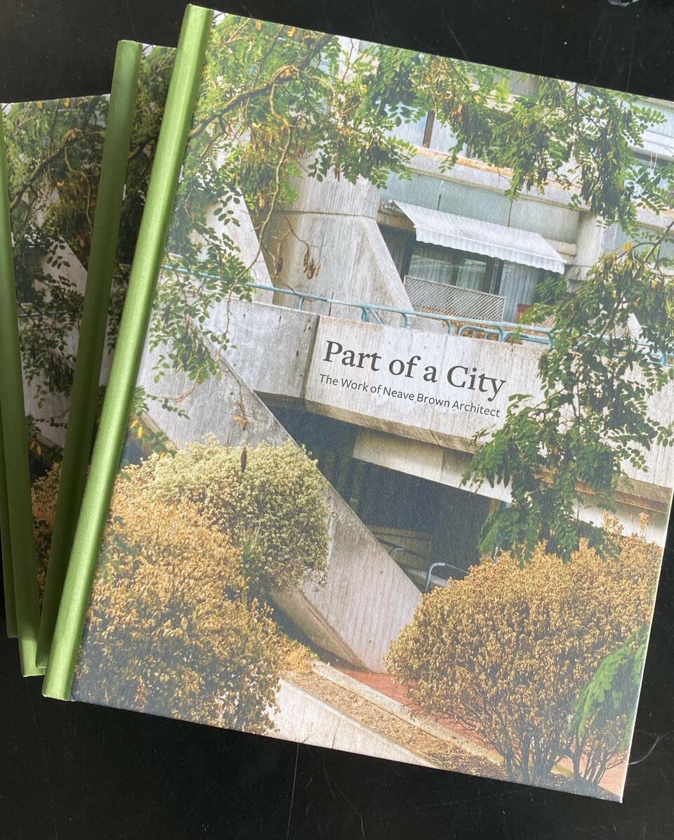 Patrick Lynch – Claudia Lynch – David Porter (szerk.): Part of a City: The Work of Neave Brown Architect. Canalside Press, London, 2022. 416 oldal, angol nyelven. Ár: 38 font