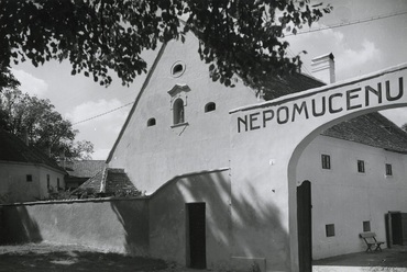 Egy tipikus példája az Esterházy-uradalomban létesült számtalan XVIII. századi gazdasági épületnek: a tatai Nepomuceus malom, Fotó: Révhelyi Elemér, a Kuny Domokos Múzeum gyűjteményéből
