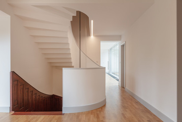 Két lépcsőkar – Ligeti Műterem-villa felújítása és átalakítása, 2019 – tervező: monoSTUDIO – fotó: Bujnovszky Tamás