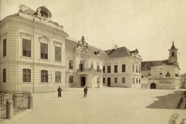 A veszprémi püspöki palota nézete az utca felől, Fotó: Révhelyi Elemér, a Kuny Domokos Múzeum gyűjteményéből