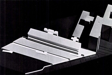 Pázmándi Margit makettfelvétele az 1974-ben megépült új épület viszonyáról az eredeti tömbhöz (MÉ 1970/2).