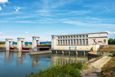 Az 1950-es évek óriási iparosításának egyik eleme a tiszalöki duzzasztómű és vízerőmű. Az egyes funkcióit több ütemben adták át, 1954 és 1959 között. Legfontosabb szerepe az Észak-Alföld vízgazdálkodásában van, az öntözéstől Debrecen ivóvízellátásáig.