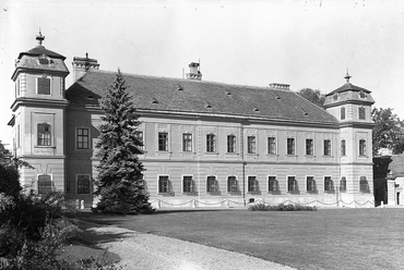 A tatai Esterházy-kastély, Fotó: Révhelyi Elemér, a Kuny Domokos Múzeum gyűjteményéből
