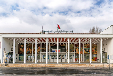 A tervező, id. Janáky István a Bauhaus szellemiségében tervezett minimalista főépületet. A bejárat oszlopcsarnoka a homlokzattal együtt 2017-re nyerte vissza az eredeti formáját. 