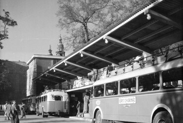 Erzsébet (Sztálin) tér, MÁVAUT autóbusz-pályaudvar, 1949. Forrás: Fortepan/UVATERV