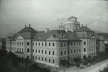 Az egri líceum épülete, Fotó: Révhelyi Elemér, a Kuny Domokos Múzeum gyűjteményéből