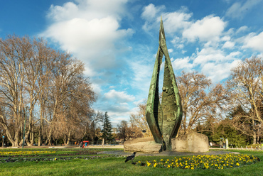 A sziget déli bejáratánál áll a főváros egyik legkarakteresebb modern szobra. Kiss István 1972-ben készült alkotása Budapest létrejöttének 100. évfordulója alkalmából készült,