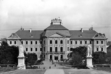 A egri líceum fő nézete a székesegyház felől, Fotó: Révhelyi Elemér, a Kuny Domokos Múzeum gyűjteményéből