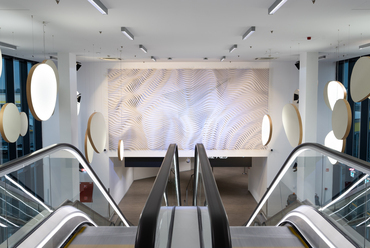 Liszt Ferenc Nemzetközi Repülőtér – belsőépítészeti tervezés és kivitelezés: DVM goup –  fali acéllemez-installáció koncepció- és gyártmányterv: S39 Hybrid Design –  fotó: Ludmann Dániel