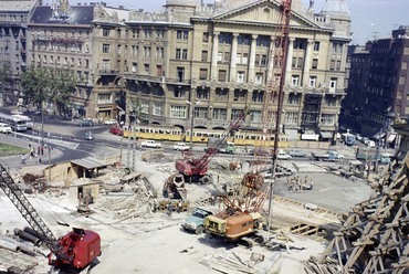 Deák Ferenc tér az aluljáró építése idején, szemben az Anker-ház, 1974. Forrás: Fortepan/UVATERV