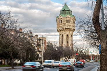 Újpest egyik jelképe az 1911-re megépült, 1500 köbméteres víztorony. Építészeti kialakítását Dümmerling Ödön, míg a részben vasbeton szerkezetét a fiatal Mihailich Győző tervezte, akinek neve később a hazai hídépítésben lett ismert.