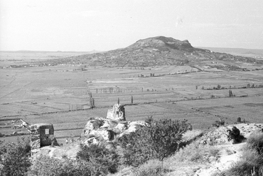 Szigliget, kilátás a várból a Szent György-hegy felé, 1954. / Forrás: Fortepan 45833, Krasznai Gyula