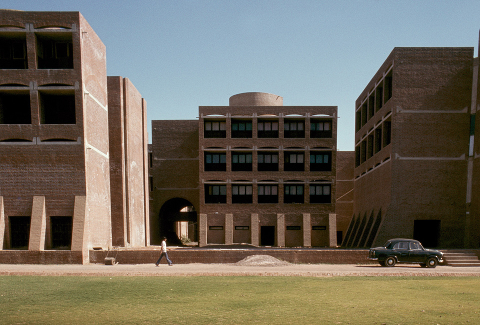 Az ahmadábádi IIM kampusza 1975-ben és 1985-ben. © Massachusetts Institute of Technology, courtesy of Peter Serenyi 