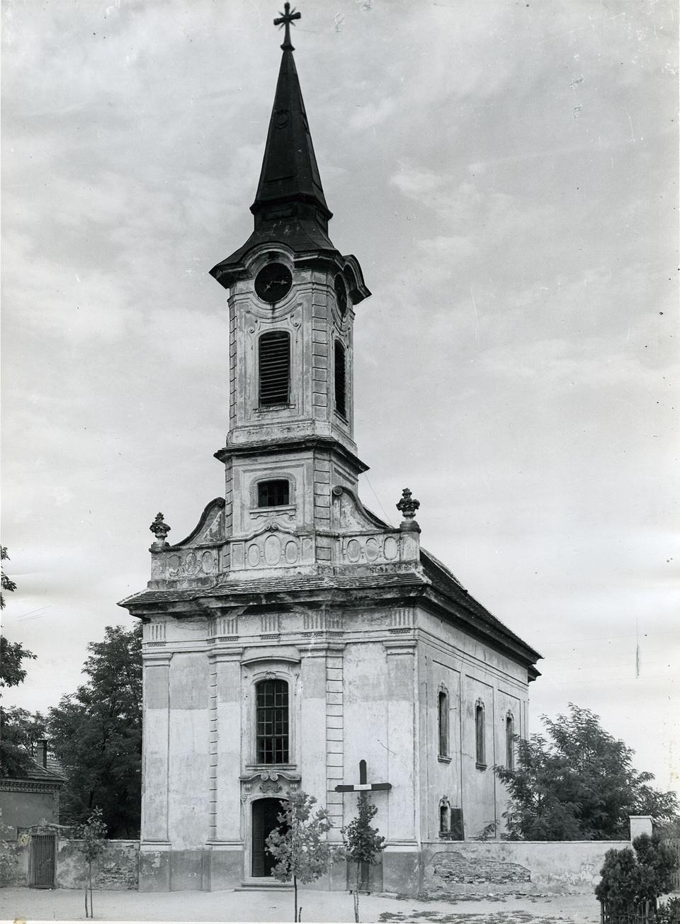 Fellner egyik korai műve: a Komárom megyei Kecskéd katolikus temploma, Fotó: Révhelyi Elemér, a Kuny Domokos Múzeum gyűjteményéből