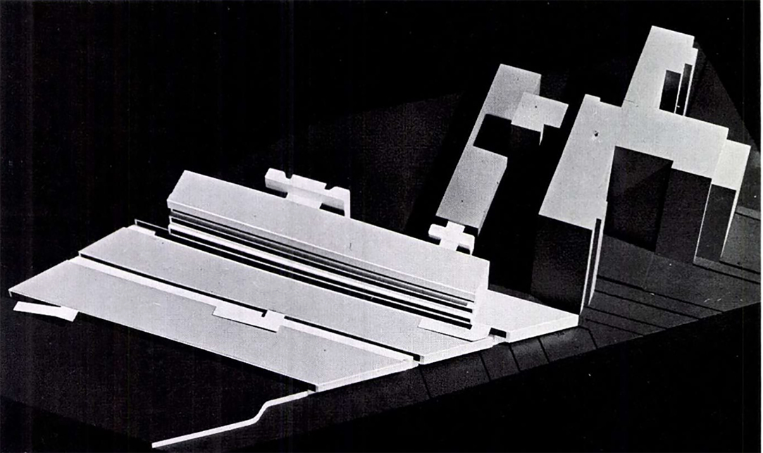 Pázmándi Margit makettfelvétele az 1974-ben megépült új épület viszonyáról az eredeti tömbhöz (MÉ 1970/2).