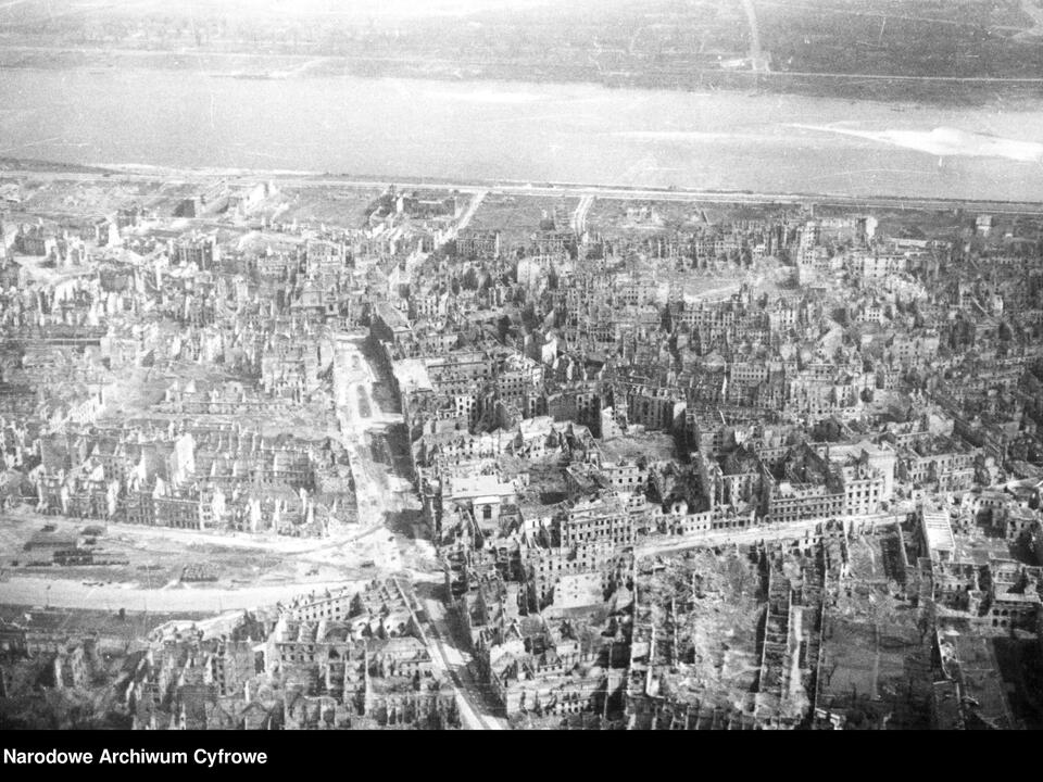 A háború pusztította Varsó a Visztula folyó alatt, jobbra az Óváros piactér, Fotó: Wacław Żdżarski, 1946, Narodowe Archiwum Cyfrowe