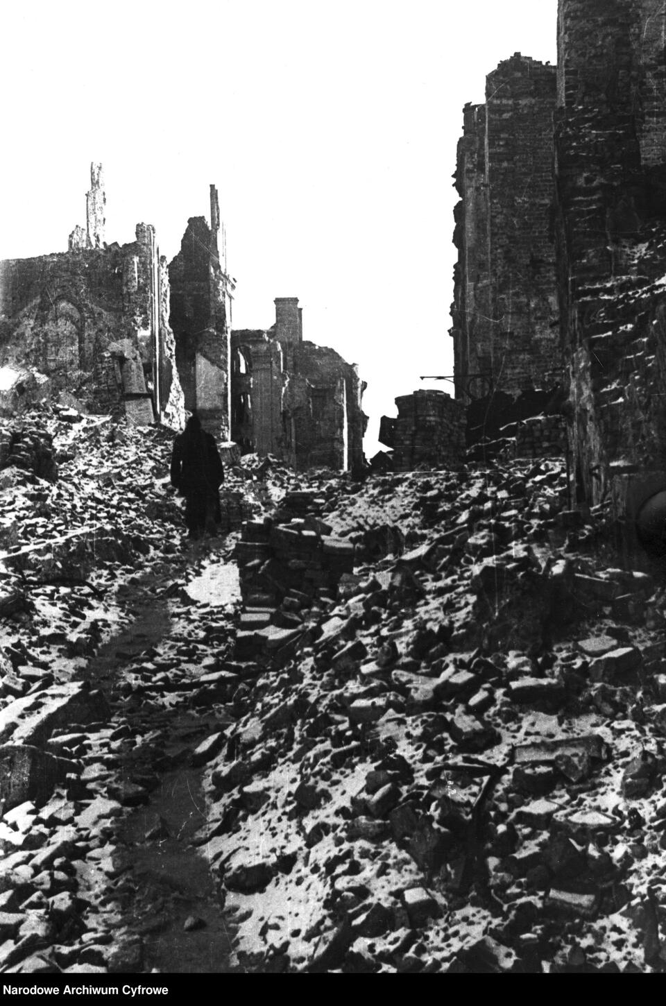 Romhegyek a Swietojanska utcán, az Óváros főutcáján, balra a székesegyház romjai, Fotó: Waclaw Zdzarski, 1945., Narodowe Archiwum Cyfrowe